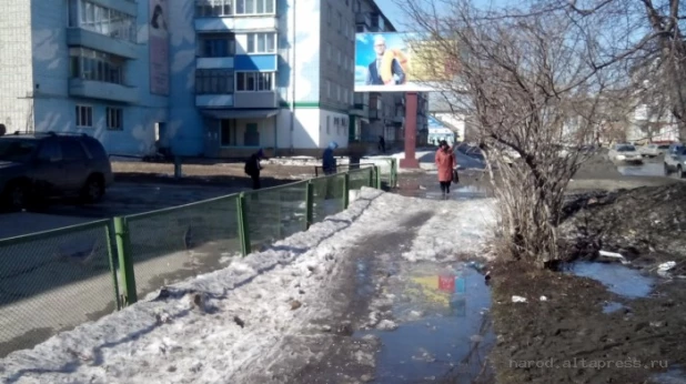 Лужи и грязь перед начальной школой № 166 в Новоалтайске.