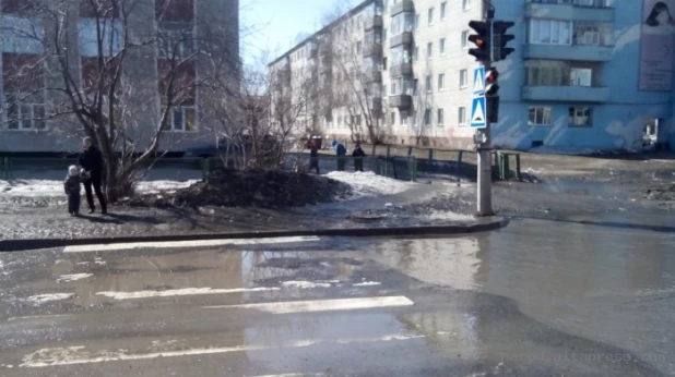 Лужи и грязь перед начальной школой № 166 в Новоалтайске.