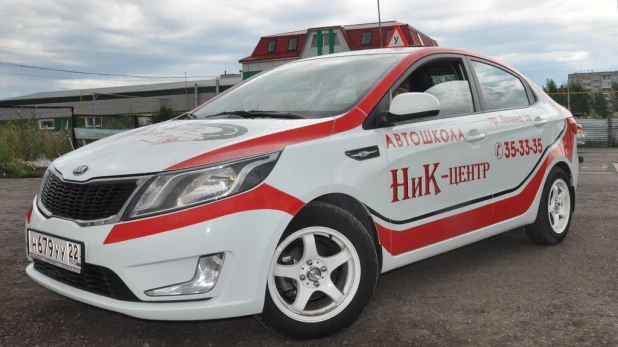 Автомобиль автошколы "Ник-Центр".