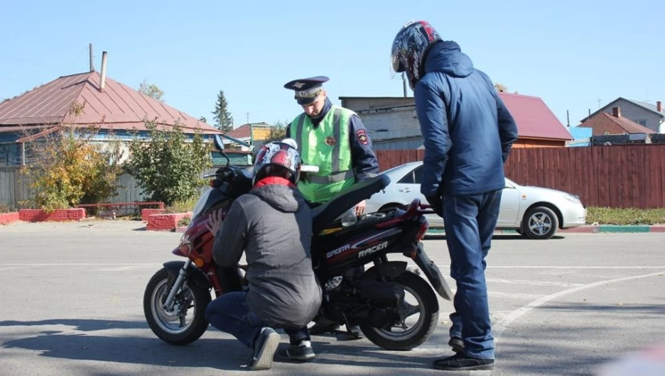 Инспектор ГИБДД остановил скутеристов. Барнаул, 2014 год.