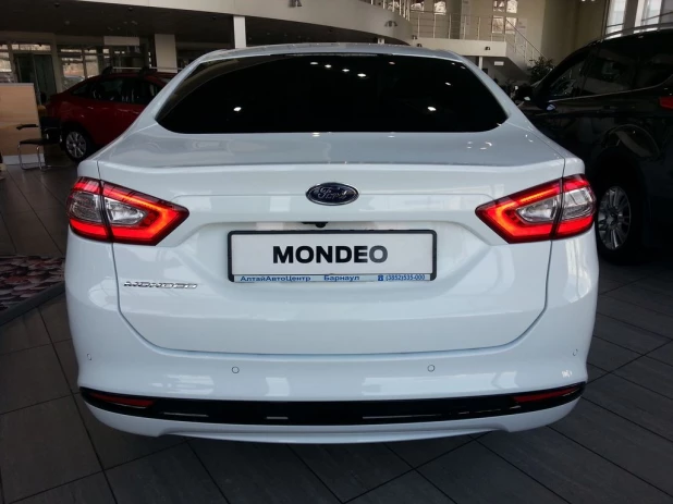 В салон официального дилера поступили первые автомобили Ford Mondeo нового поколения.