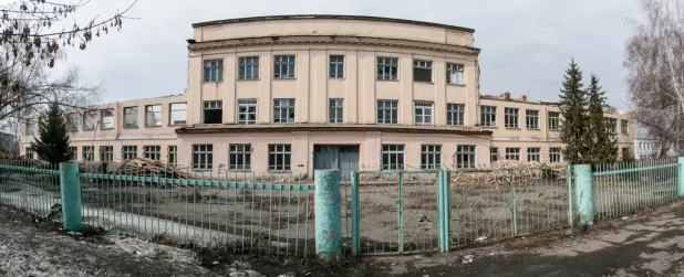 В Барнауле сносят школу на Аванесова.