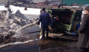 В Барнауле откачивают талые воды.