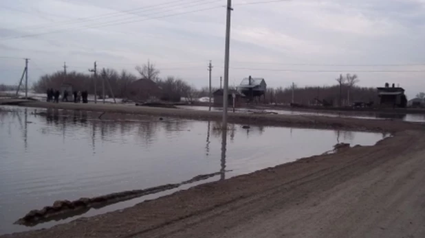 В Алтайском крае вешние воды подтапливают некоторые поселки.