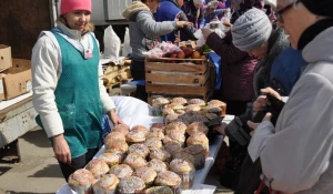 Продажа куличей на социальной ярмарке в Барнаулде. 11 апреля 2015 года.