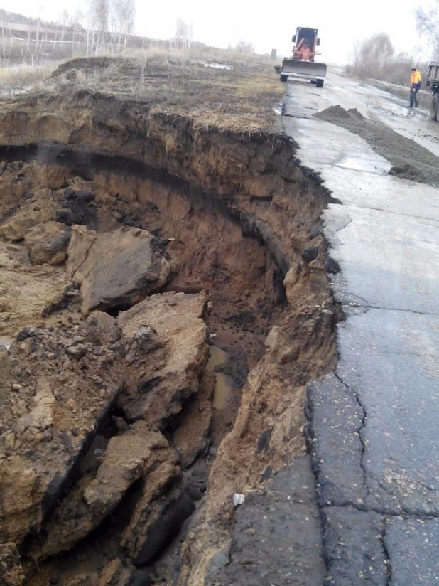 Талые воды размыли трассу у Камня-на-Оби.