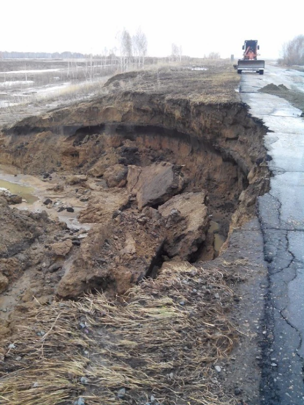 Талые воды размыли трассу у Камня-на-Оби.