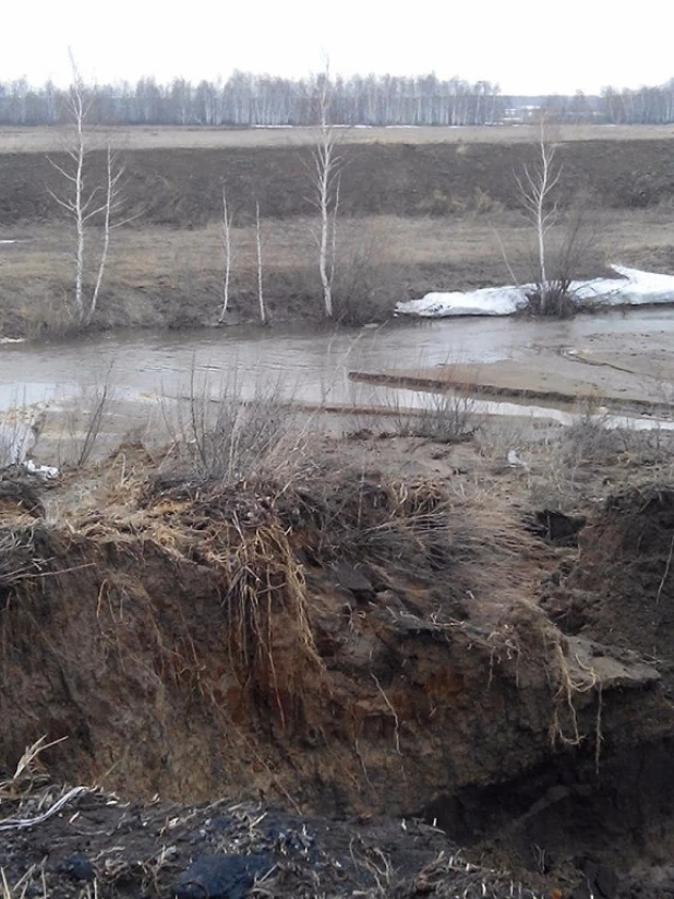 Талые воды размыли трассу у Камня-на-Оби.