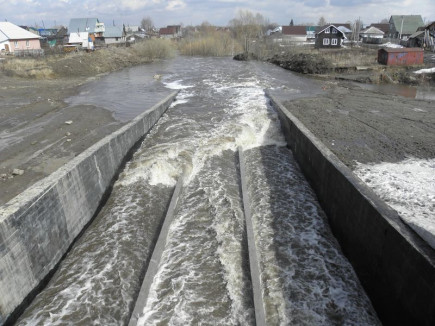 Уровень талых вод в селе Власиха и на улице Просторной идет на спад .
