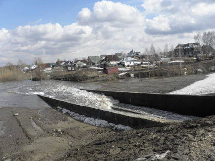 Уровень талых вод в селе Власиха и на улице Просторной идет на спад .