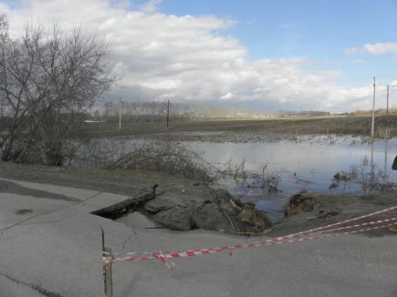 Уровень талых вод в селе Власиха и на улице Просторной идет на спад .