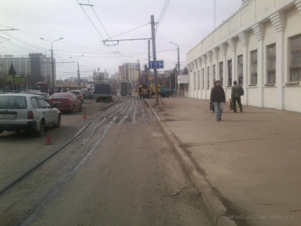 Здание "Локомотива" в Барнауле покрасили.