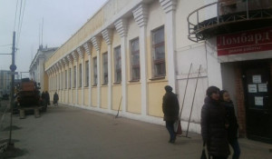 Здание "Локомотива" в Барнауле покрасили.