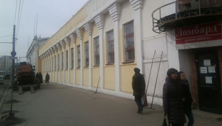 Здание "Локомотива" в Барнауле покрасили.