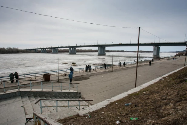 Обь в районе Речного вокзала. 15  апреля 2015 г.