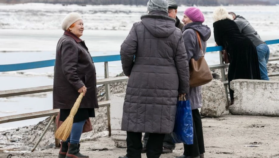 На Оби у Барнаула начался ледоход. 15 апреля 2015 года.