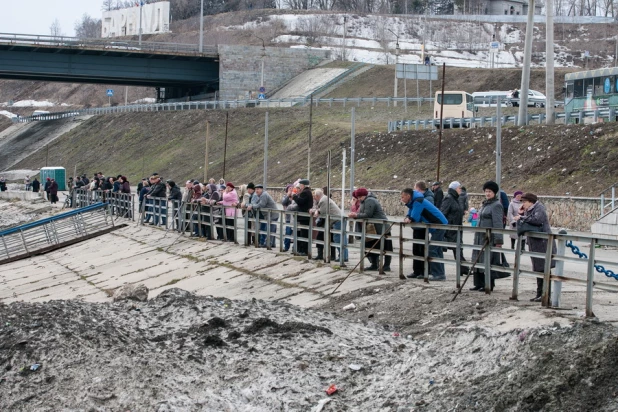 На Оби у Барнаула начался ледоход. 15 апреля 2015 года.