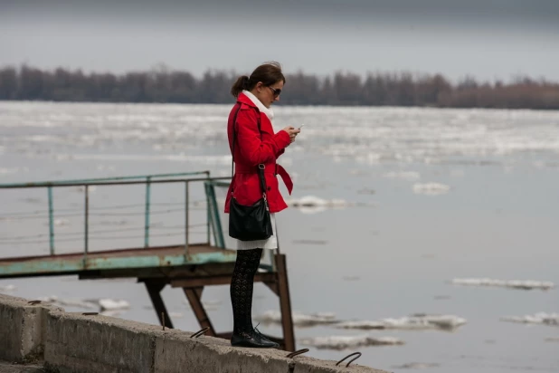 На Оби у Барнаула начался ледоход. 15 апреля 2015 года.