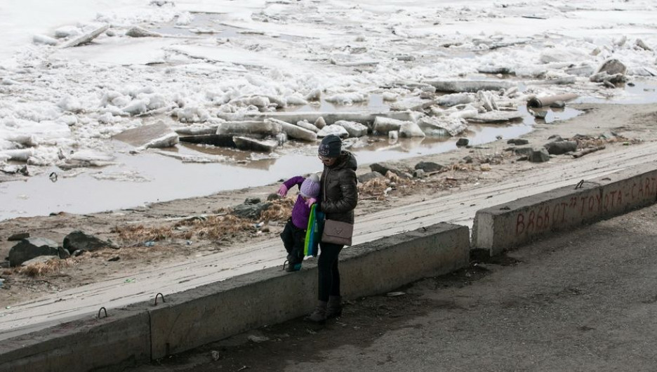 На Оби у Барнаула начался ледоход. 15 апреля 2015 года.