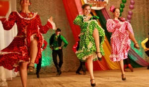 Русские-народные танцы.