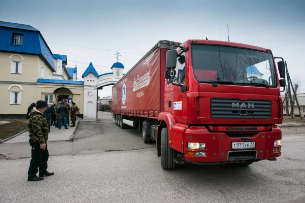 Алтайские казаки и "афганцы" отправили гуманитарную помощь в Новороссию.