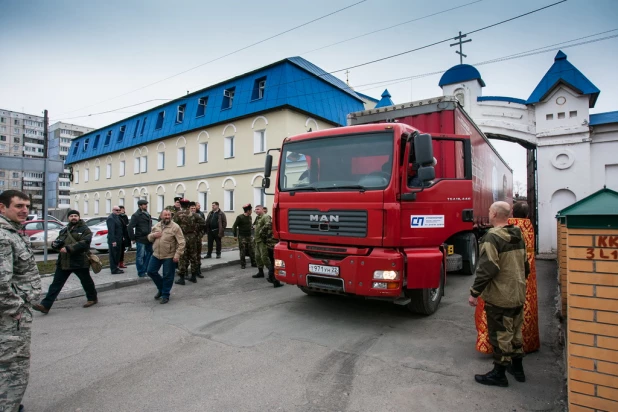 Алтайские казаки и "афганцы" отправили гуманитарную помощь в Новороссию.