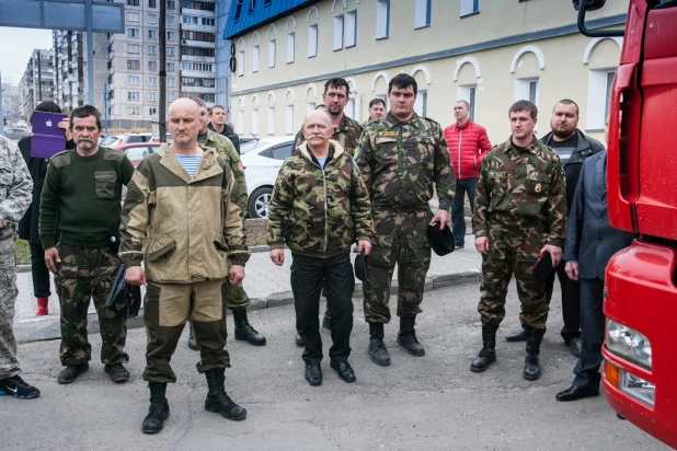 Алтайские казаки и "афганцы" отправили гуманитарную помощь в Новороссию.