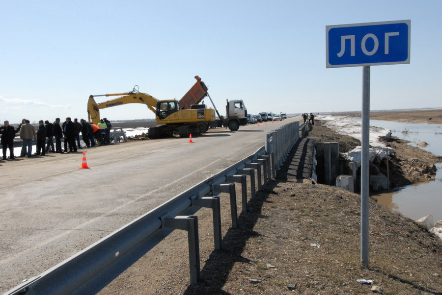 На федеральной трассе Барнаул-Рубцовск идет восстановление моста, который едва не разрушил паводок.