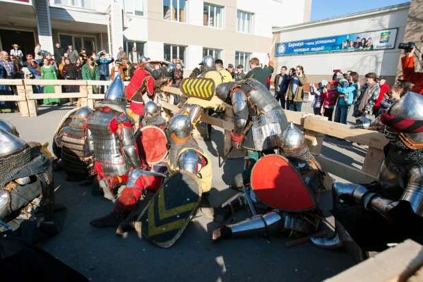 Рыцарские бои в Барнауле. 18 апреля 2015 года.