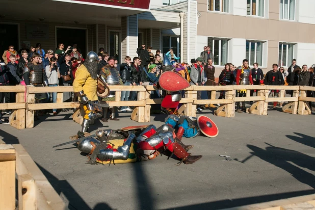 Рыцарские бои в Барнауле. 18 апреля 2015 года.