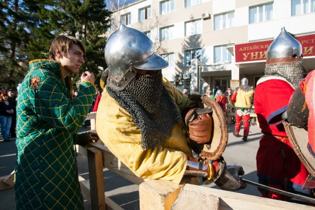 Рыцарские бои в Барнауле. 18 апреля 2015 года.