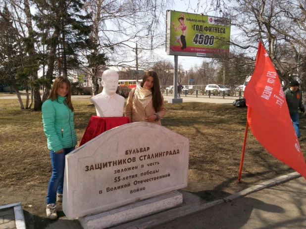 Акция "Селфи со Сталиным". Барнаул, 18 апреля 2015 года.