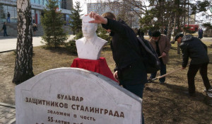 Акция "Селфи со Сталиным". Барнаул, 18 апреля 2015 года.