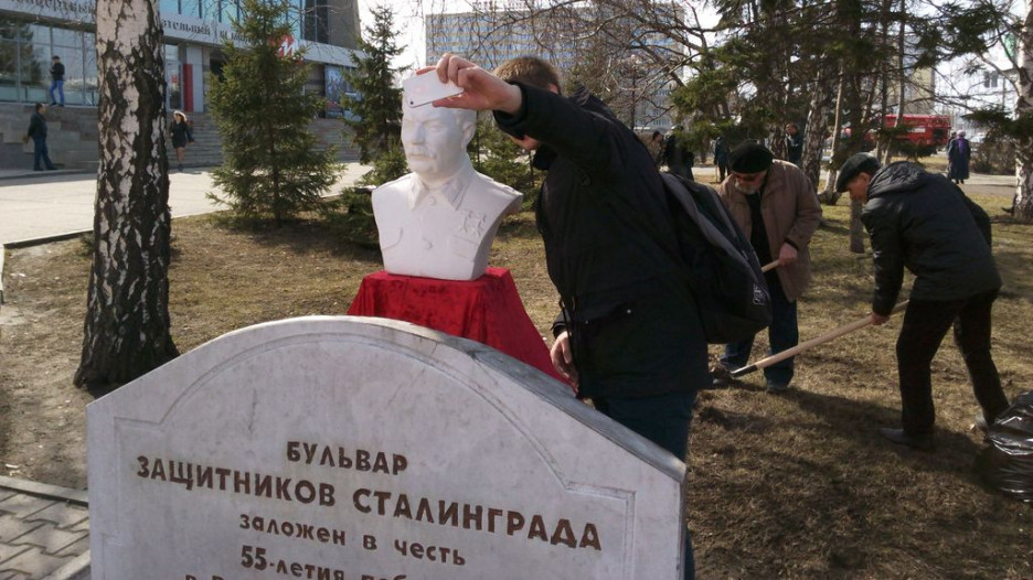 Акция "Селфи со Сталиным". Барнаул, 18 апреля 2015 года.