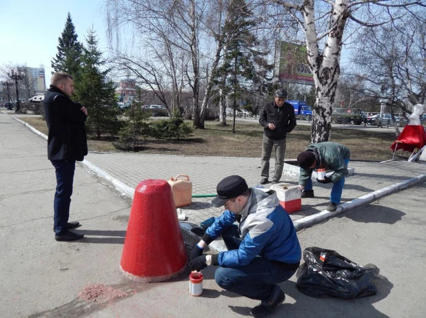 Коммунисты и комсомольцы Барнаула провели субботник. 18 апреля 2015 года.