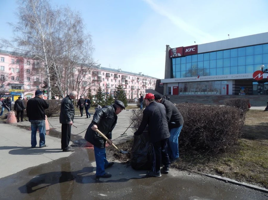 Коммунисты и комсомольцы Барнаула провели субботник. 18 апреля 2015 года.