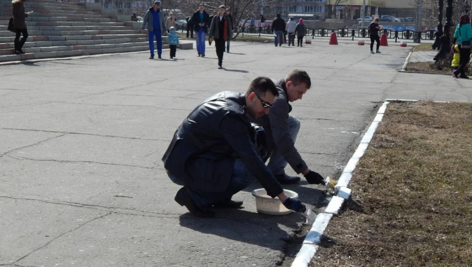 Коммунисты и комсомольцы Барнаула провели субботник. 18 апреля 2015 года.