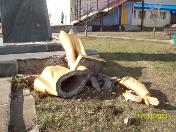 Разбитый памятник Ленина в поселке Веселое.