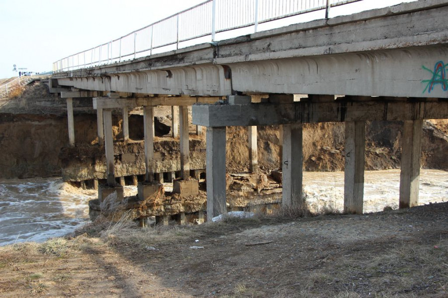 Талые воды повредили конструкцию моста в Шипуново, апрель 2015.