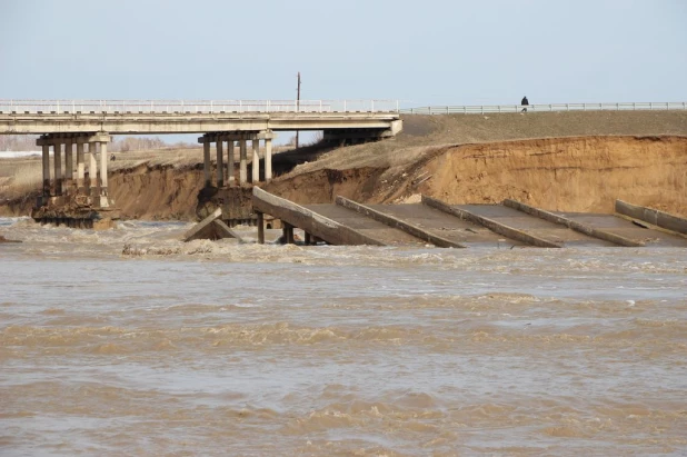 Талые воды повредили конструкцию моста в Шипуново, апрель 2015.