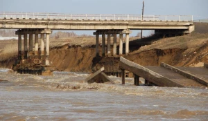 Талые воды повредили конструкцию моста в Шипуново, апрель 2015.