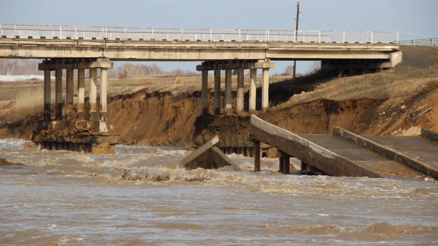 Талые воды повредили конструкцию моста в Шипуново, апрель 2015.