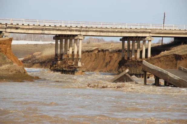 Талые воды повредили конструкцию моста в Шипуново, апрель 2015.