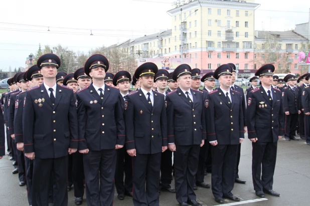 В Барнауле прошел строевой смотр сотрудников полиции.