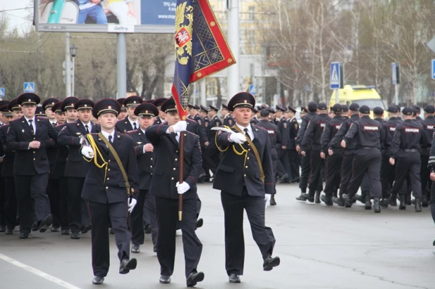 В Барнауле прошел строевой смотр сотрудников полиции.