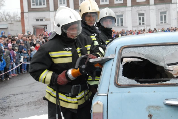 Выставка пожарной техники в Барнауле. 26 апреля 2015 года.