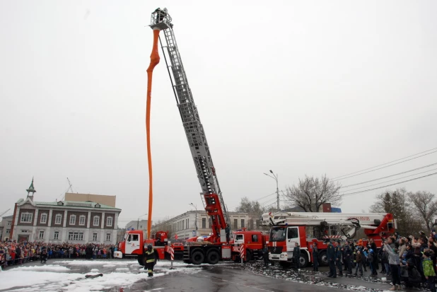 Выставка пожарной техники в Барнауле. 26 апреля 2015 года.