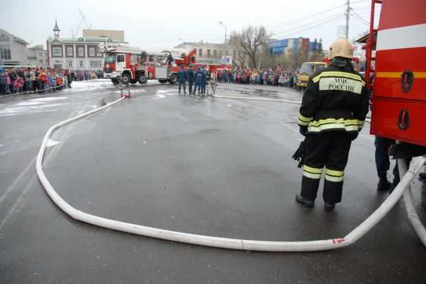 Выставка пожарной техники в Барнауле. 26 апреля 2015 года.