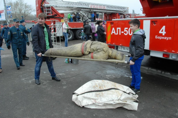 Выставка пожарной техники в Барнауле. 26 апреля 2015 года.