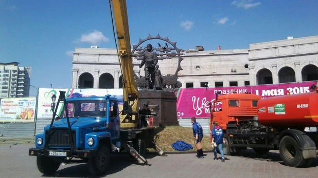 В Барнауле помыли Сеятеля.